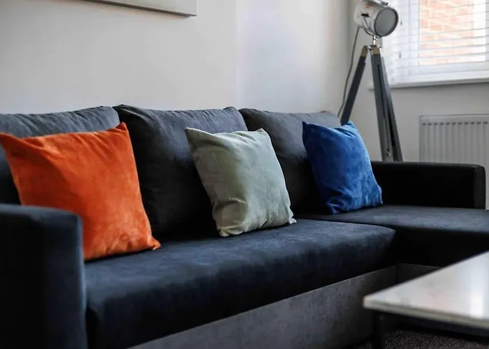 2 Bedroom House-Driveway - Bournemouth Hospital - Long Stay Discounts - Lima Apartments Ltd
