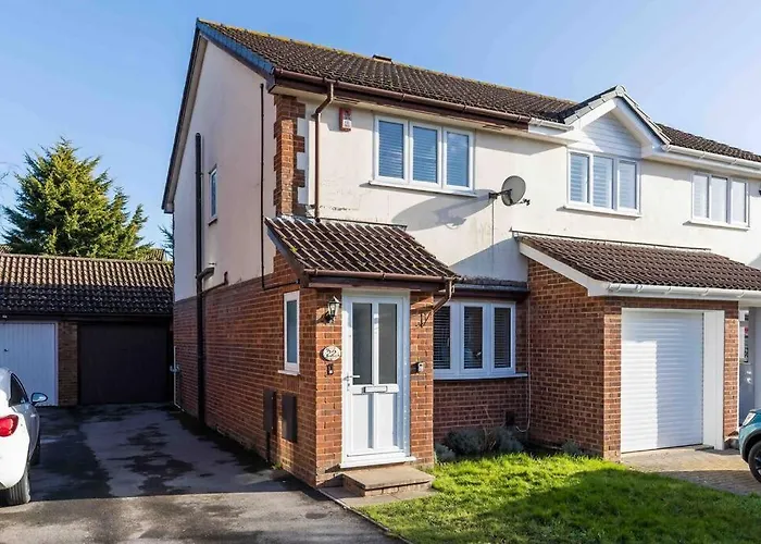 2 Bedroom House-Driveway - Bournemouth Hospital - Long Stay Discounts - Lima Apartments Ltd