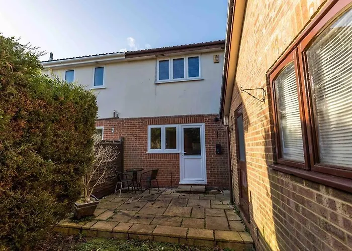 2 Bedroom House-Driveway - Bournemouth Hospital - Long Stay Discounts - Lima Apartments Ltd