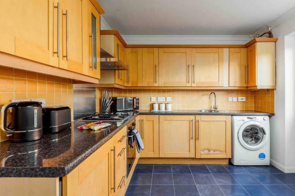2 Bedroom House-driveway - Hospital - Long Discounts - Lima Ltd Bournemouth
