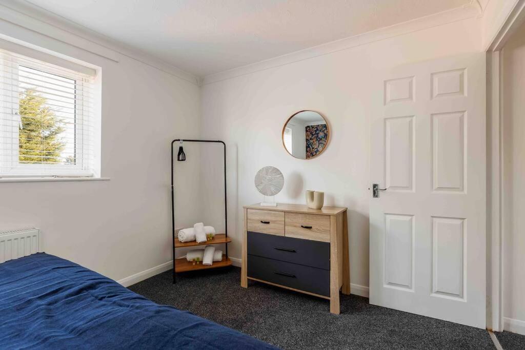 2 Bedroom House-driveway - Hospital - Long Discounts - Lima Ltd Bournemouth