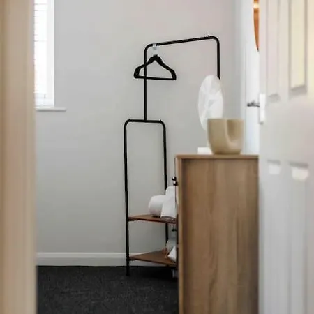 2 Bedroom House-Driveway - Bournemouth Hospital - Long Stay Discounts - Lima Apartments Ltd Exterior photo